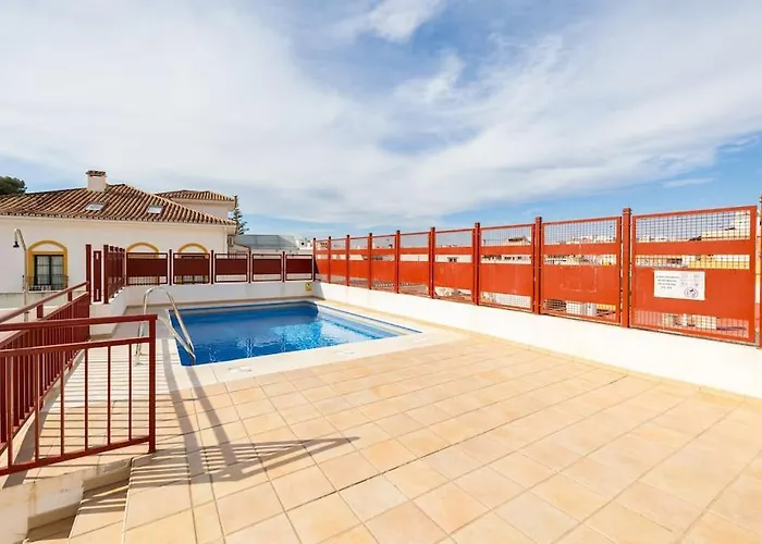 Central Apartment With Pool