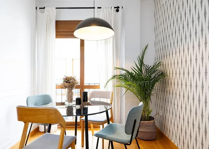 Central Apartment With Pool